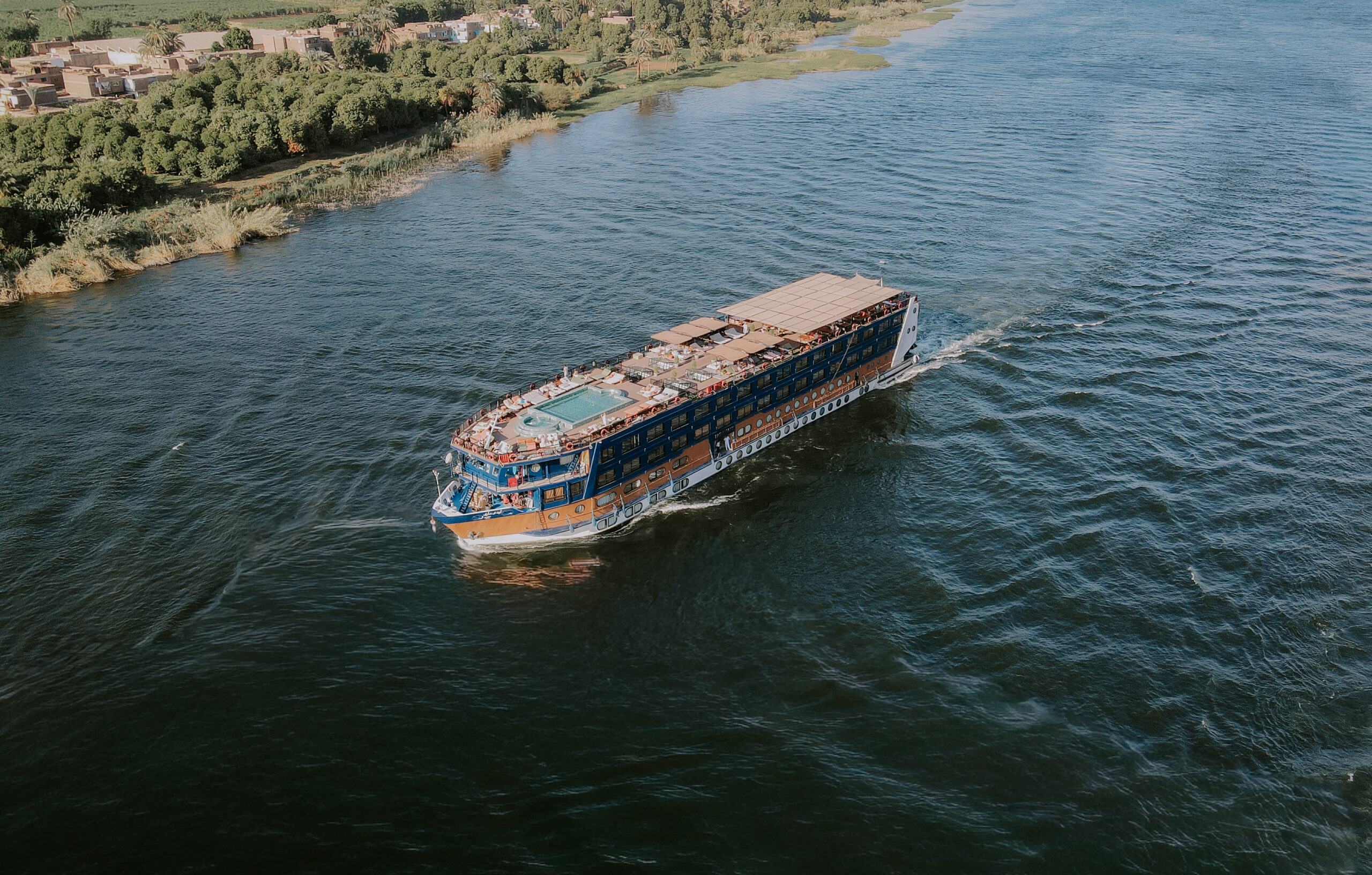 M/S Lady Mary Nile cruiser on the river