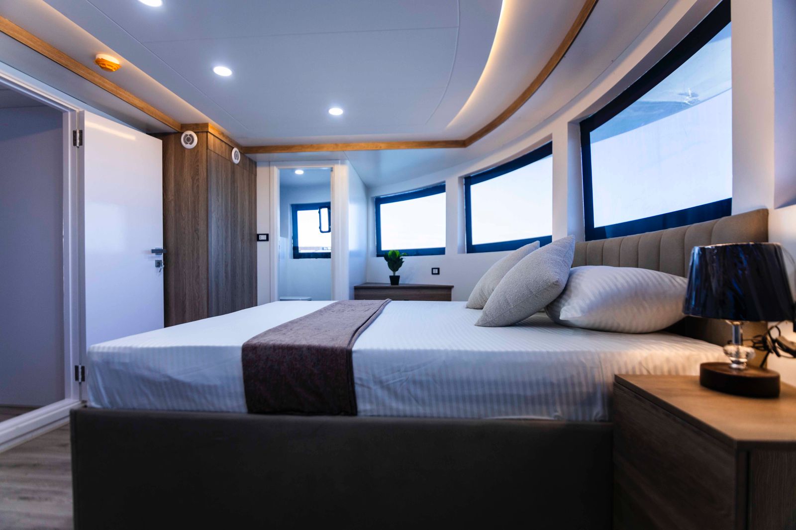 Spacious double cabin onboard the 17-cabin Red Sea charter vessel