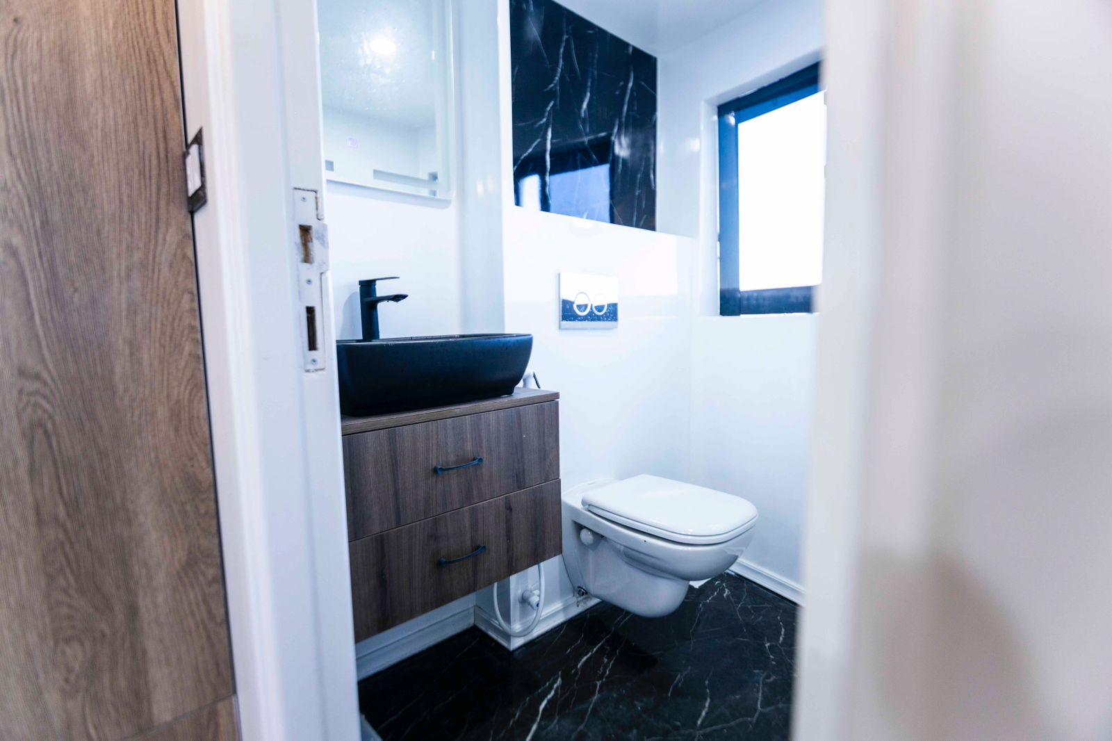 En-suite bathroom onboard the Red Sea charter vessel