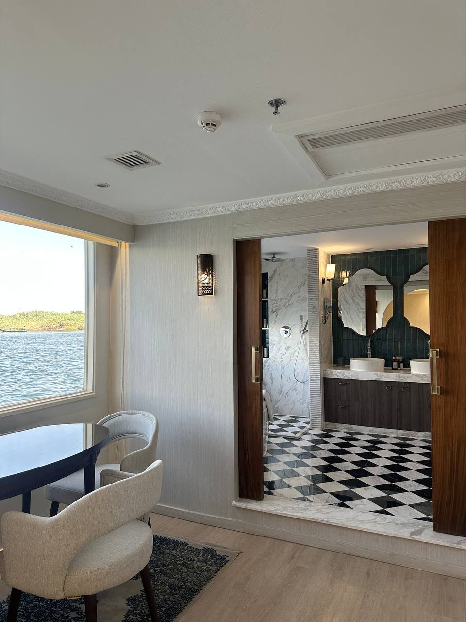 Nawara — Jacuzzi Suite, panoramic window and marble bathroom